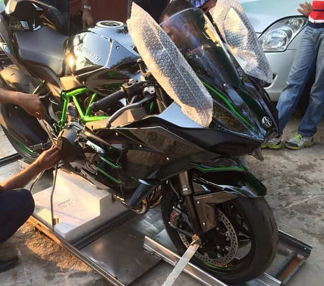 MS-Dhoni-Kawasaki-Ninja-H2