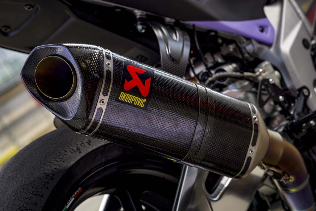 Aprilia-Tuono-V4-X-Akrapovic-Exhaust-with-carbon-fiber-muffler