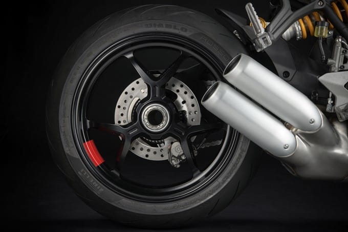 2021-ducati-supersport-950-s-twin-exhaust